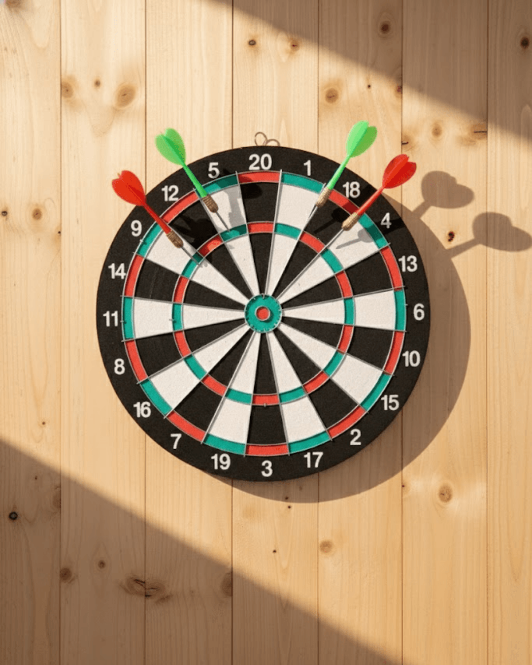 15 İnç Dart Tahtası 4 Metal Uçlu Dart Oku Dayanıklı Ahşap Gövde Ev Ofis