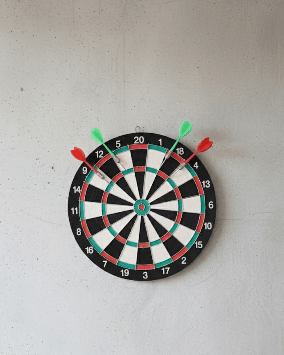 17 İnç Profesyonel Dart Tahtası Dayanıklı Ahşap ve 4 Metal Dart Oku