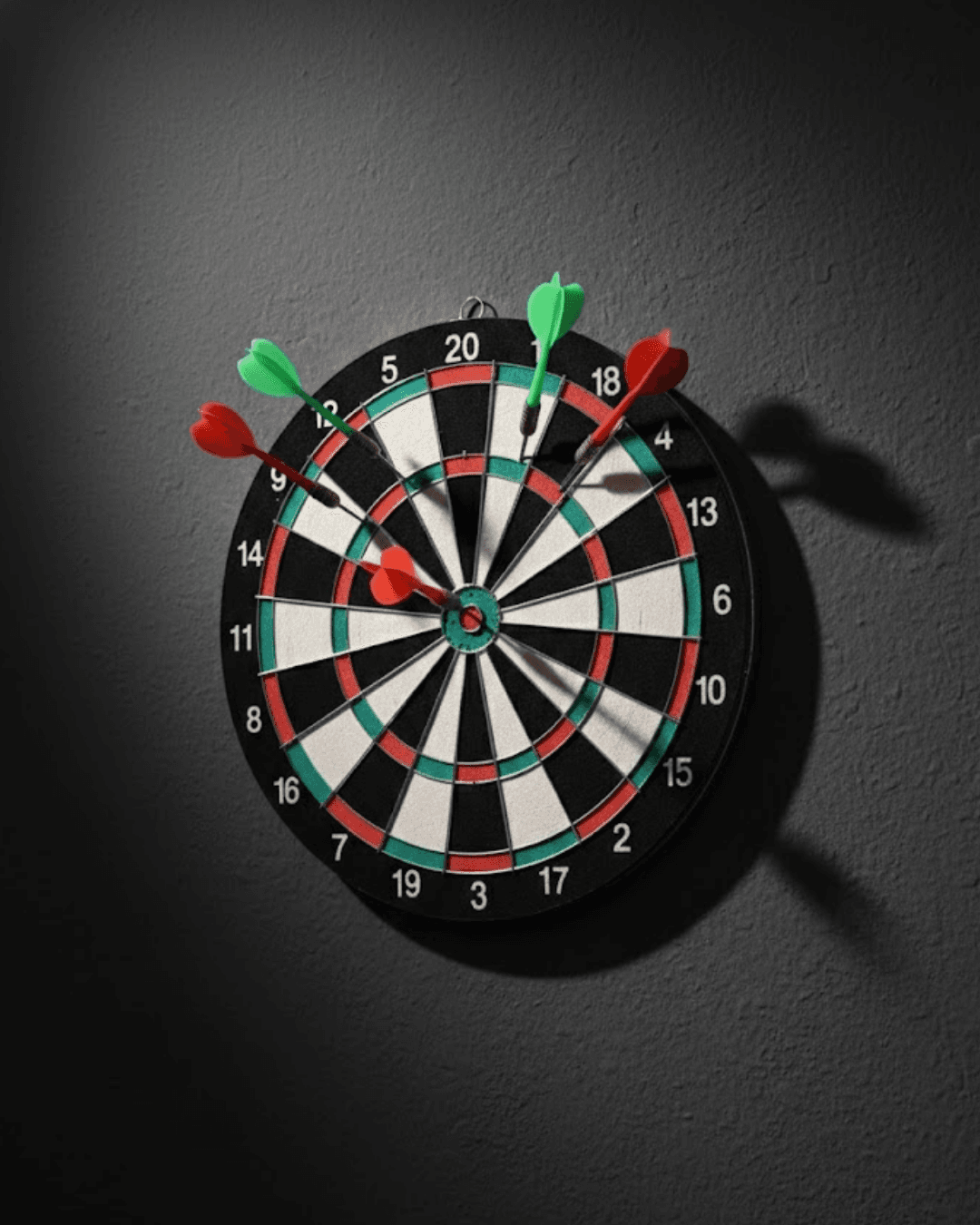 17 İnç Dart Tahtası Sağlam Ahşap Gövde ve Metal İğneli 4 Dart Okları Seti
