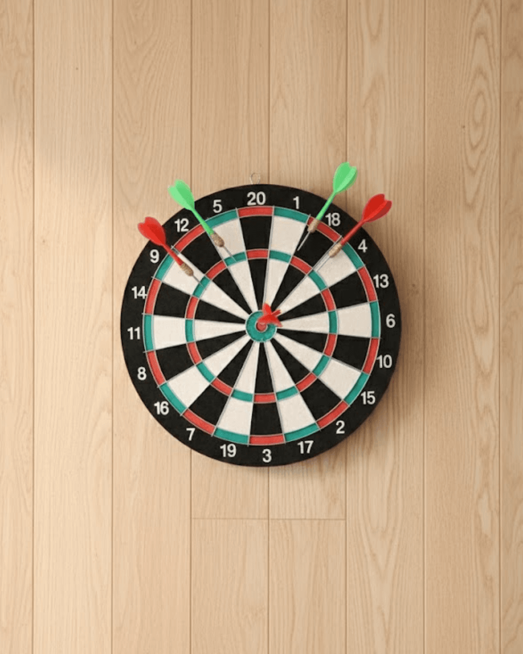 17 İnç Dart Tahtası Şık Tasarım Dayanıklı Ahşap Yapı ve 4 Dart Oku Hediyeli