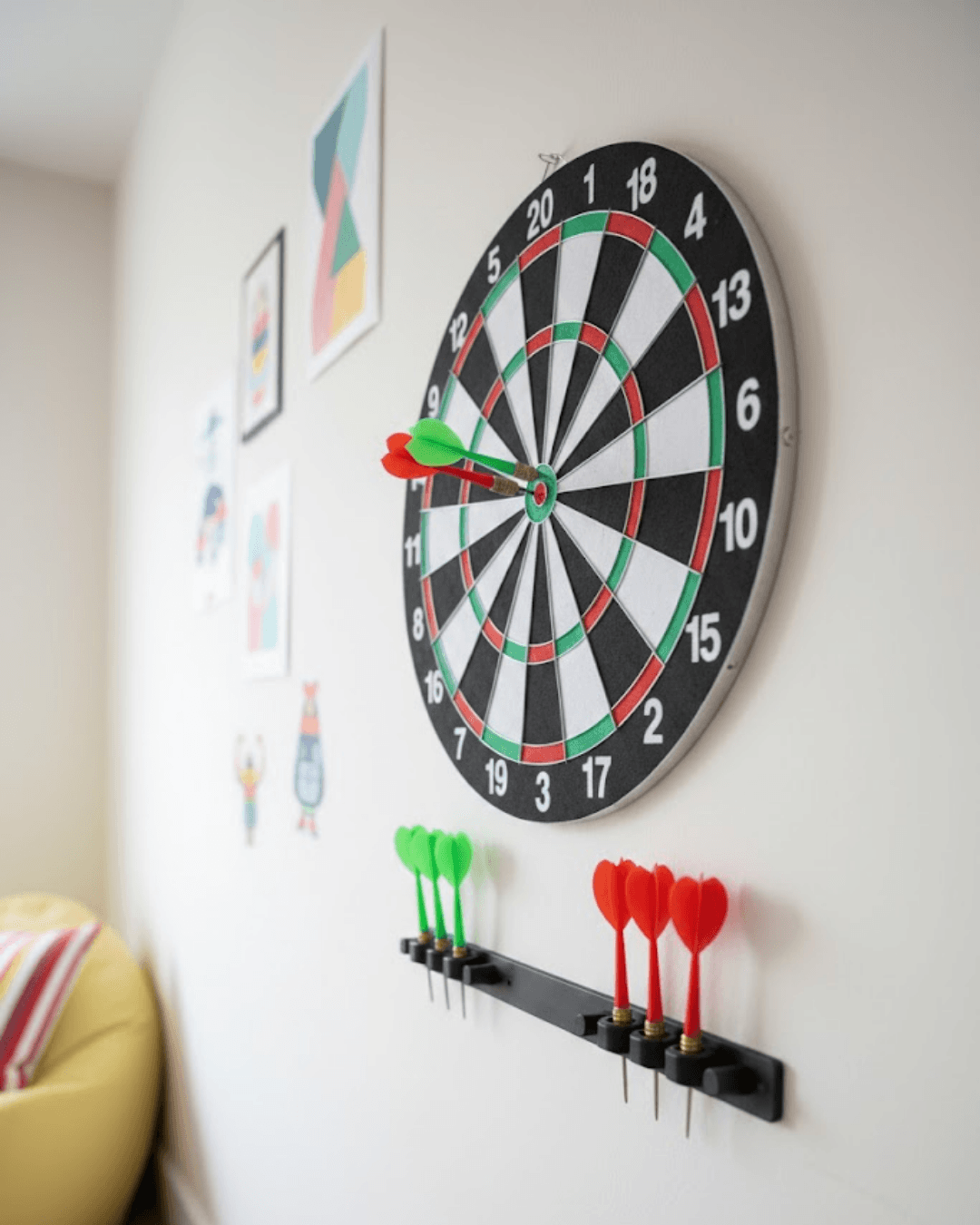 12 İnç Dart Tahtası Seti - Ahşap Gövde, Metal İğne Uçlu Dart Okları